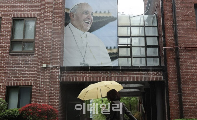 한 대행, 故프란치스코 교황 조문 “빈자와 사회적 약자에 사랑 실천”