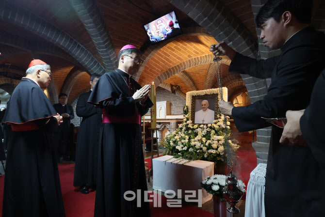 [포토]서울대교구 주교단, 교황 빈소 조문
