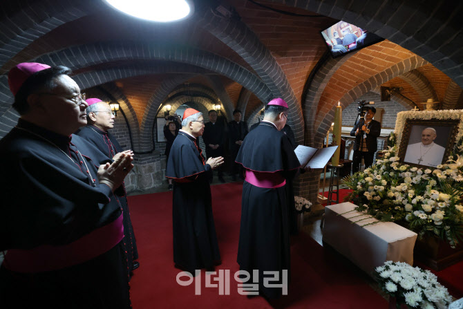 [포토]교황 빈소 찾은 서울대교구 주교단