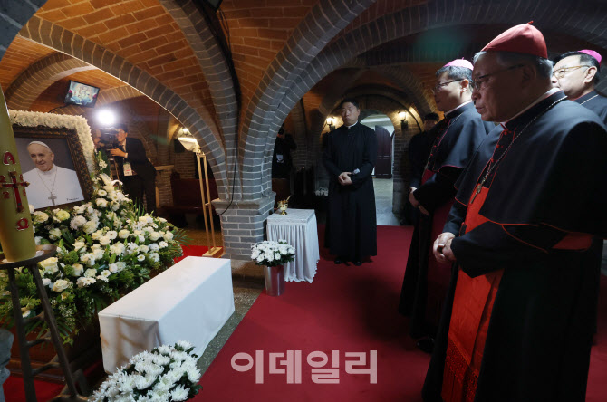 [포토]프란치스코 교황 조문하는 염수정 추기경-정순택 대주교