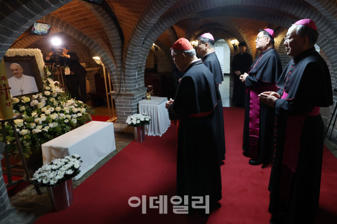 [포토]교황 조문하는 염수정 추기경-정순택 대주교