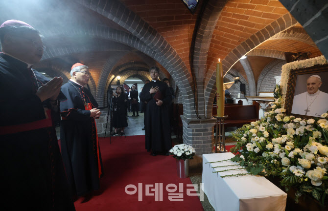 [포토]프란치스코 교황 조문하는 염수정 추기경-정순택 대주교