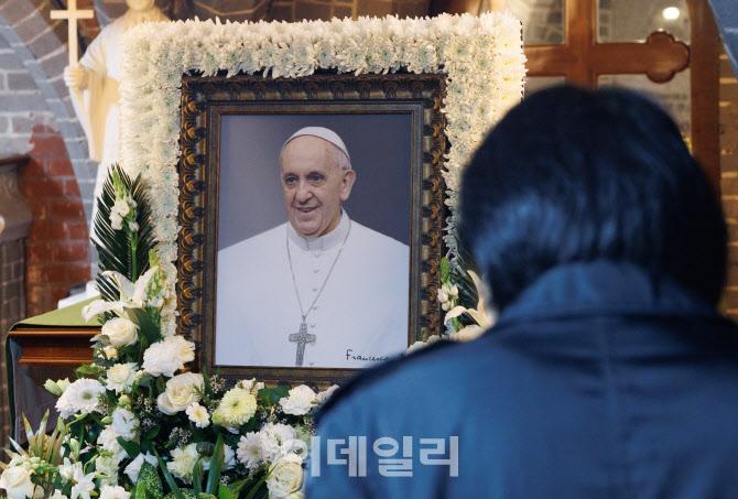 [포토]프란치스코 교황 영정