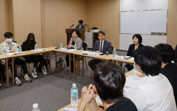 의대생들 만난 이주호 "의학교육위원회 만들어 소통하겠다"