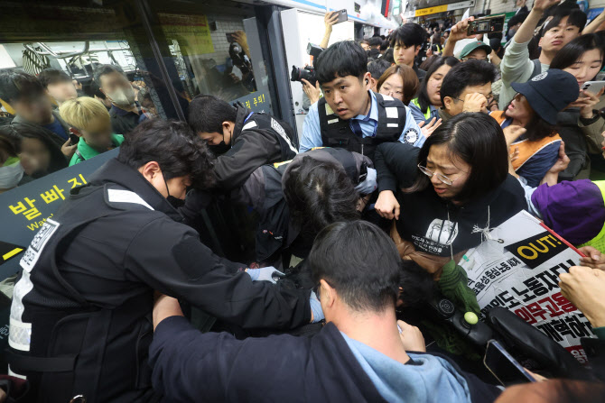 전장연, 혜화역 승강장 시위 계속…연이틀 강제퇴거