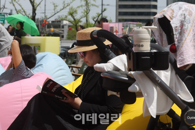[포토]광화문 책마당에서 책 읽는 시민