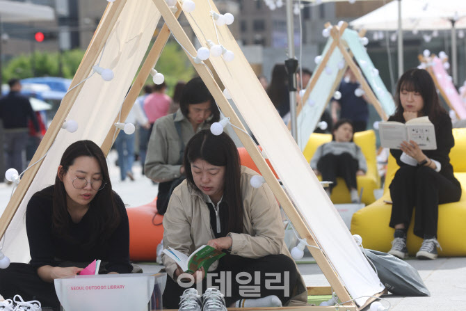 [포토]광화문 책마당 독서하는 시민들