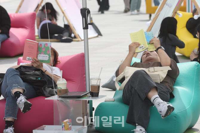 [포토]책 읽는 시민들