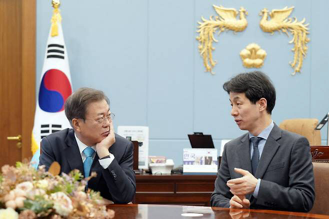 檢, 전격적 文 '뇌물죄' 기소…윤건영 "의도 분명한 작전" 맹비난