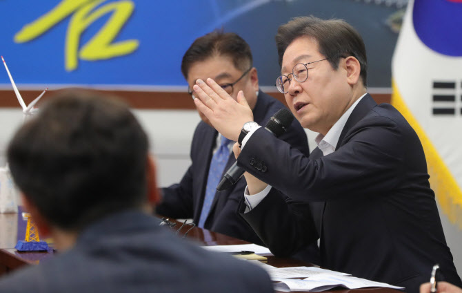 이재명 “文 ‘뇌물죄’ 기소, 검찰의 탄압이자 정치 보복”