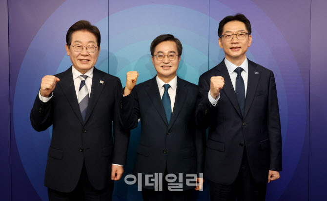 검찰, '뇌물죄'로 文 기소하자…민주 경선 후보자들 “해체해야”