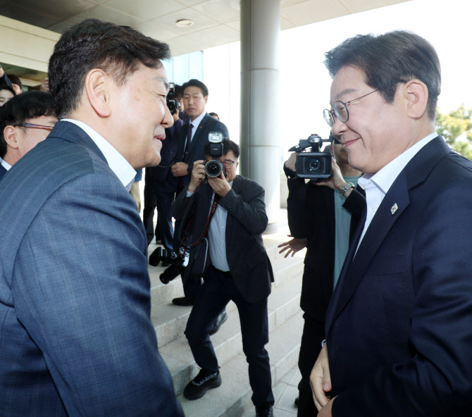 호남 민심 공들이는 이재명…‘산업’ 공약 위주, ‘민주주의’는 부재