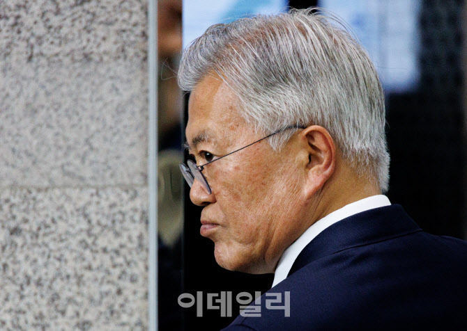 [포토] 국회도서관 입장하는 문재인 전 대통령