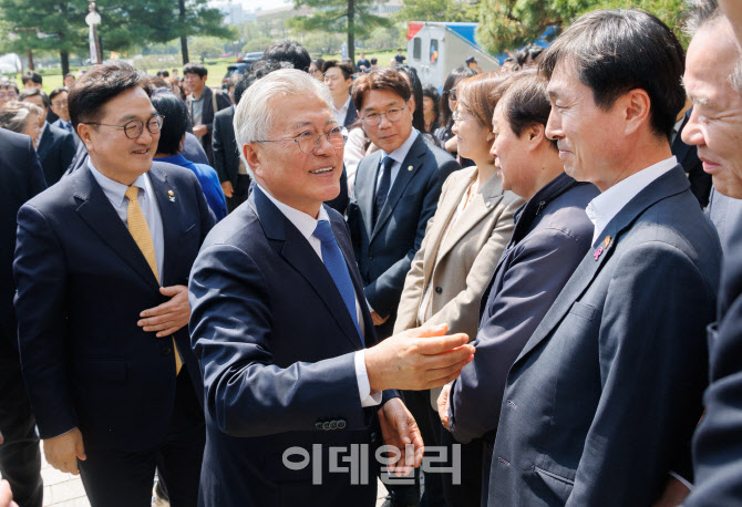 [포토] 더불어민주당 의원들과 인사하는 문재인