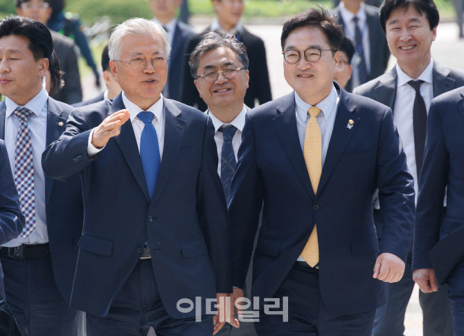 [포토] 문재인 전 대통령과 우원식 국회의장