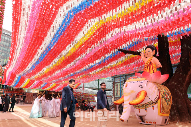 [포토]부처님 오신날 앞두고 분주한 조계사