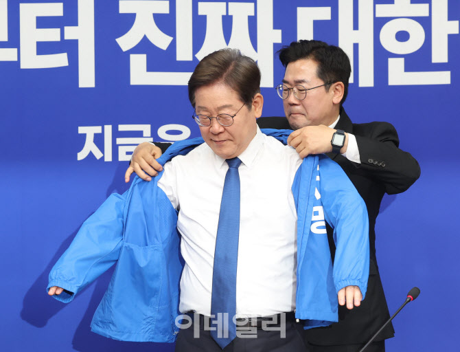[포토]'선거운동용 당점퍼 입는 이재명 대선 후보'