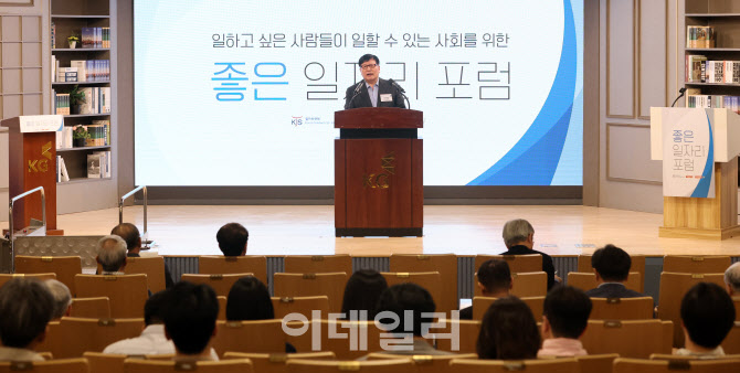 [포토]2025 좋은 일자리 포럼에서 인사말하는 이채필 일자리연대 대표