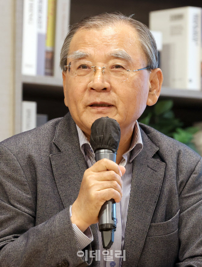 [포토]토론 좌장맡은 김대환 일자리연대 명예대표