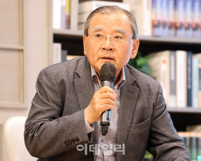[포토]2025 좋은 일자리 포럼 토론 좌장맡은 김대환 일자리연대 명예대표
