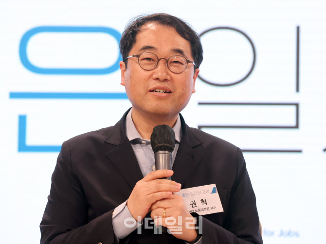 [포토]토론하는 권혁 고려대 노동대학원 교수