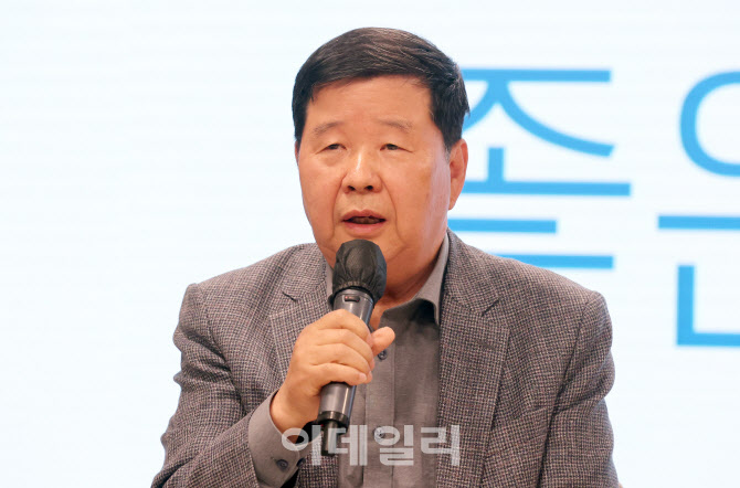 [포토]토론하는 윤기설 일자리연대 집행위원장