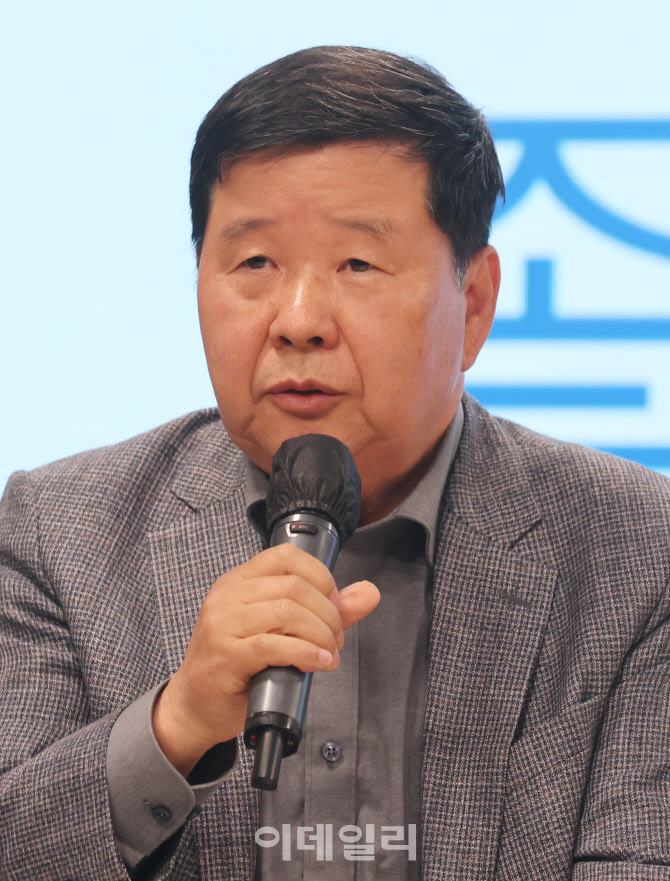 [포토]2025 좋은 일자리 포럼에서 토론하는 윤기설 일자리연대 집행위원장