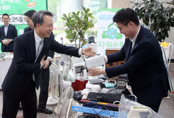 신한금융 '자원순한 DAY' 시행…진옥동 회장, LP플레이어 기부
