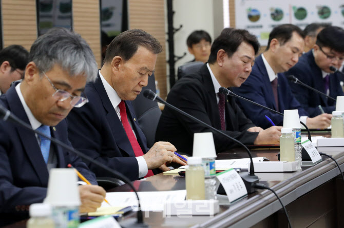 [포토] 자문위원 발언 경청하는 홍문표 aT사장