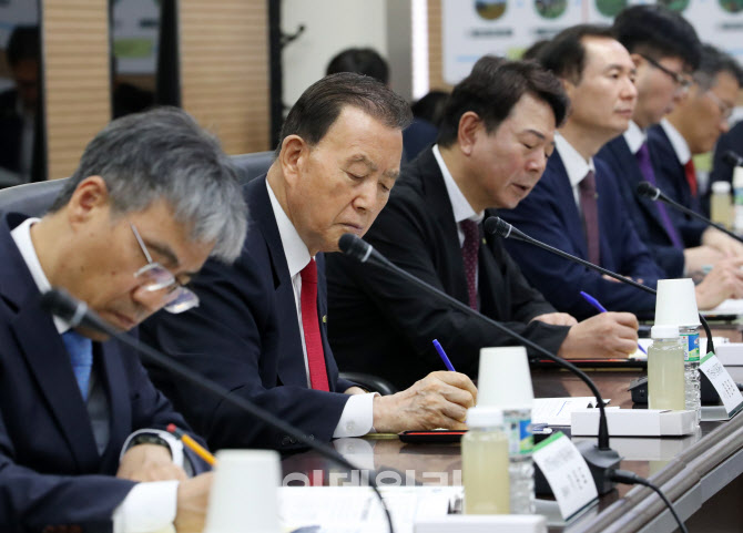 [포토] 자문위원 발언 메모하는 홍문표 aT사장