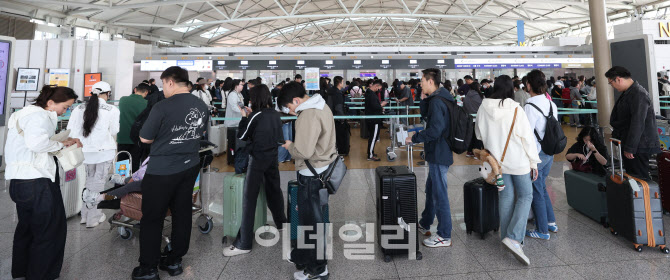 [포토]황금연휴 앞두고 북적이는 인천국제공항
