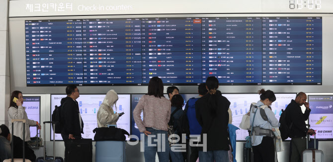 [포토]황금연휴 앞두고 여행객들로 북적이는 인천국제공항
