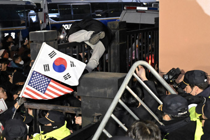 서부지법 난동범, 재판서도 충심…"윤 '대통령'으로 불러야"