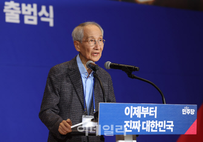 [포토]중앙선대위 출범식, '발언하는 윤여준'