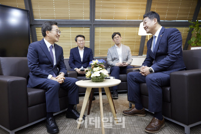 김동연, 경기도의회와 '협치 드라이브'..추경·미상정 안건 6월 회부
