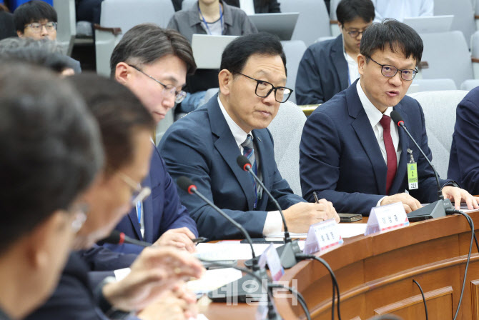 [포토]SK텔레콤 긴급 간담회, '발언하는 류정환 부사장'