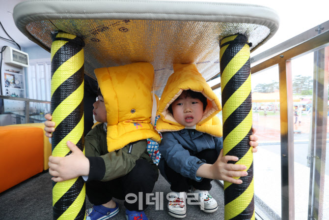 [포토]지진날땐 식탁에 몸을 피하세요