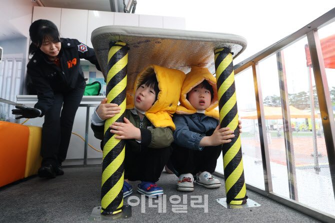 [포토]지진시 식탁에 몸을 피하세요