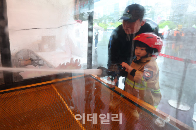 [포토]소화기로 불 꺼요