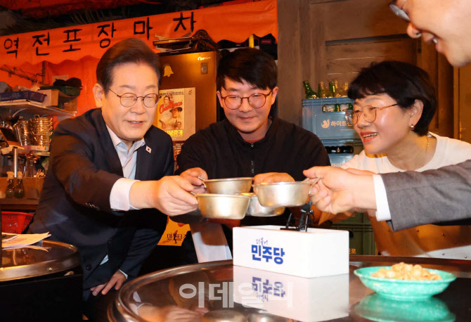 [포토]이재명, '탄산음료로 건배'