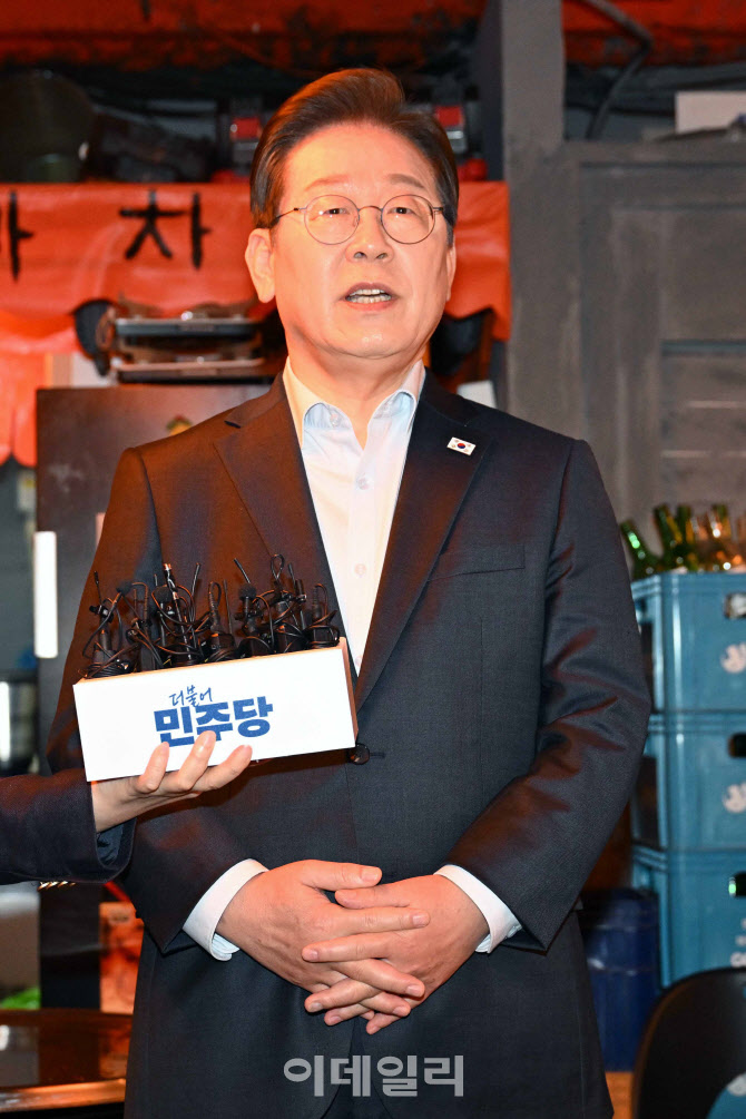 [포토]이재명, '정치는 결국 국민이 하는 것'