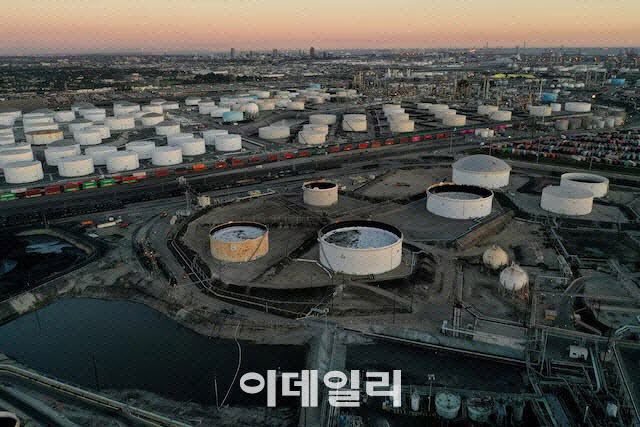 트럼프 경고 "이란 원유 사지말라"…WTI 1.8% 급등