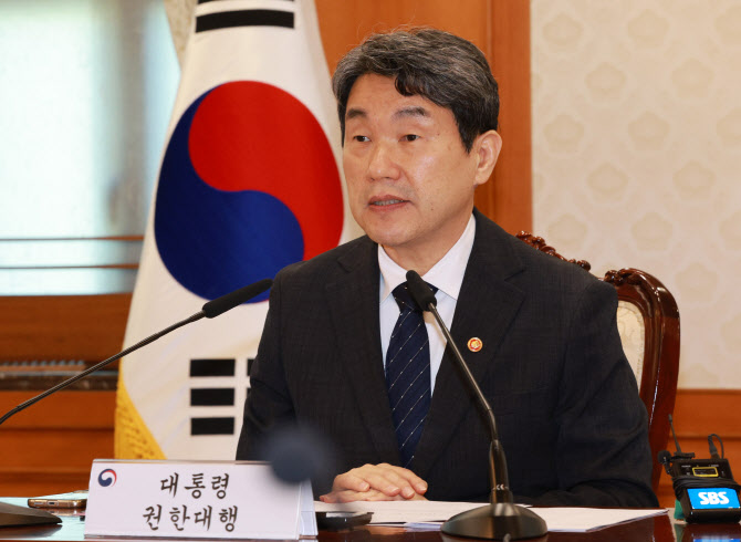 이주호 대행 “대선 투명하게 관리하고 정치 중립 지켜야”