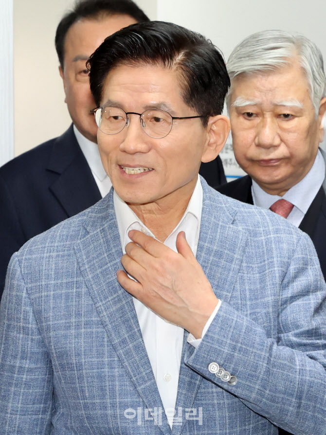 [포토]청년정책 제안서 전달받으러 가는 김문수 후보