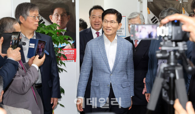 [포토]청년정책 제안서 전달받으러 가는 김문수