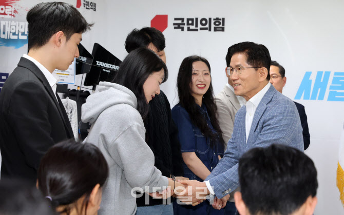 [포토]청년들과 인사 나누는 김문수