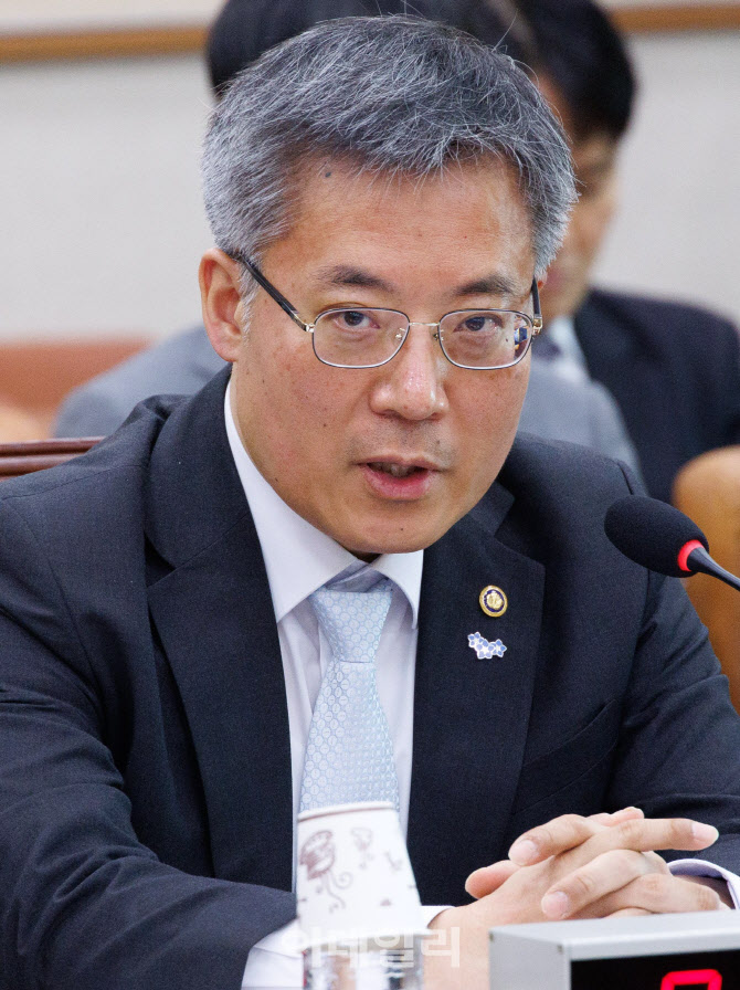 [포토]답변하는 김석우 법무부 차관