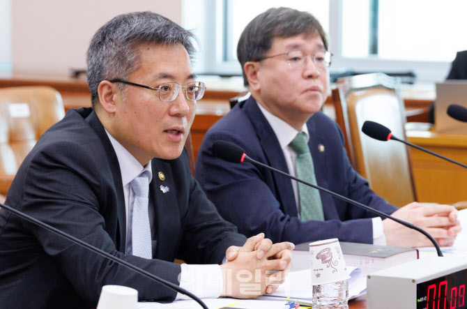 [포토]의원들 질의에 답변하는 김석우 법무부 차관