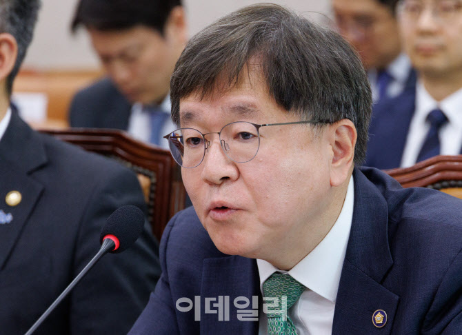 [포토]의원들 질의에 답변하는 배형원 법원행정처 차장