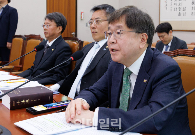 [포토]질의에 답변하는 배형원 법원행정처 차장